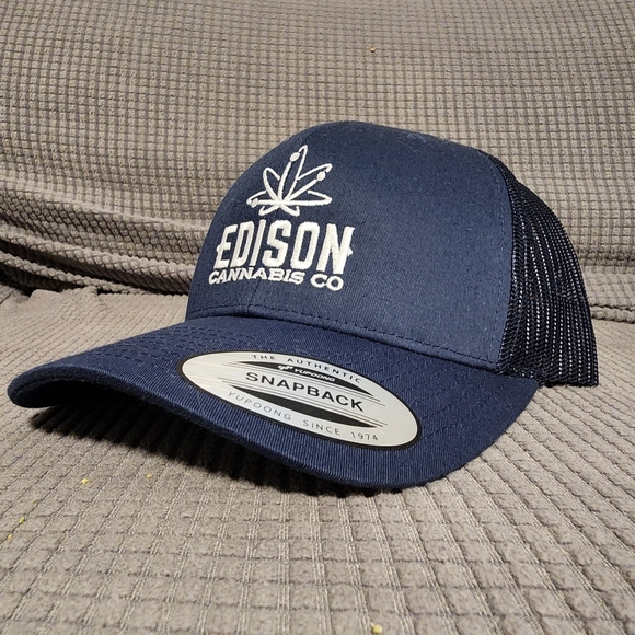 Various Canadian Cannabis Hats - Picture 1 of 16